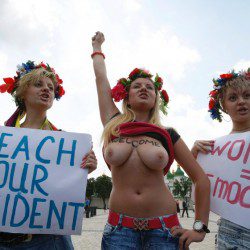 Feministiska "Femen" demonstrerar i Kiev, Ukraina