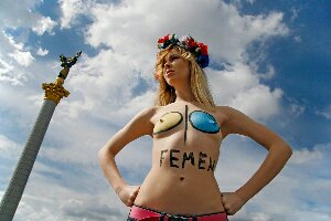 Pizzapatrullens favoritfeminister Femen har spridit sig utanför Ukrainas gränser. I Frankrike har de protesterat mot ett antal uppmärksammade lindriga våldtäktsdommar. Ett gäng svin hade våldtagit ett öar fransyskor, och endast 4 av de 14 åtalade fälldes. Och de fick milda straff.
