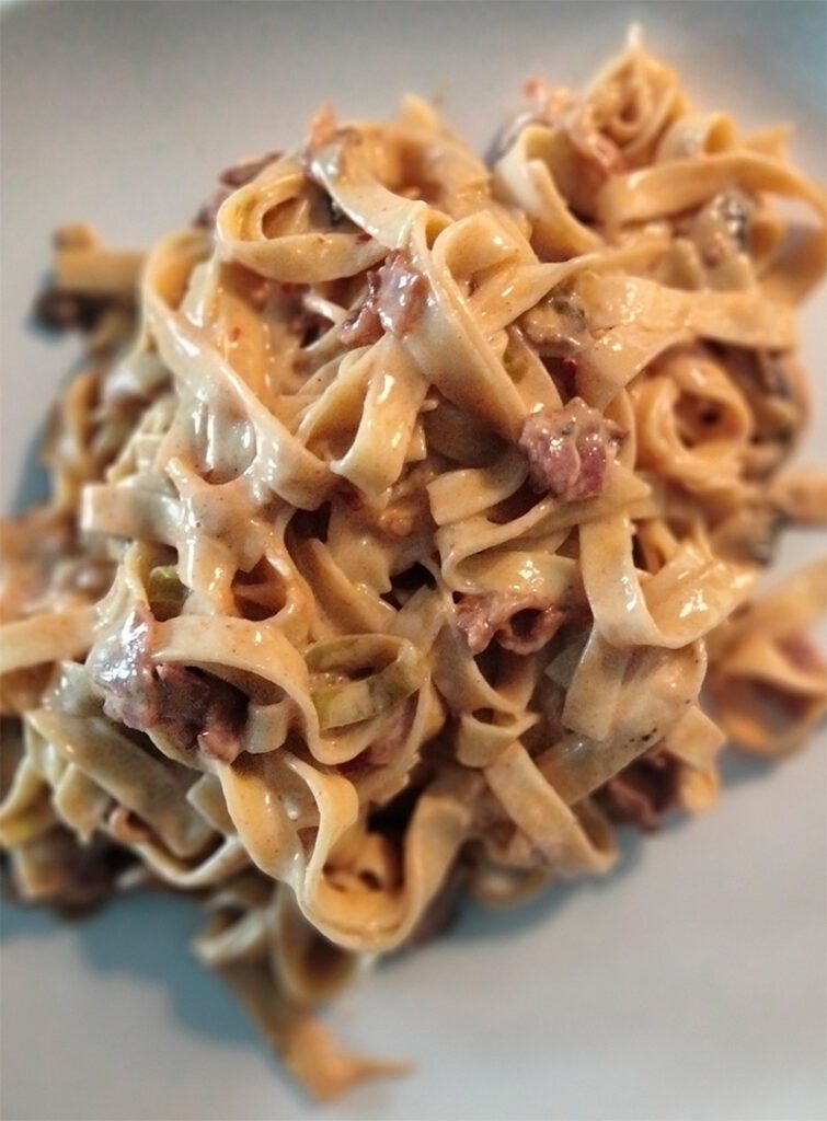 Pasta ned bacon och ostsås